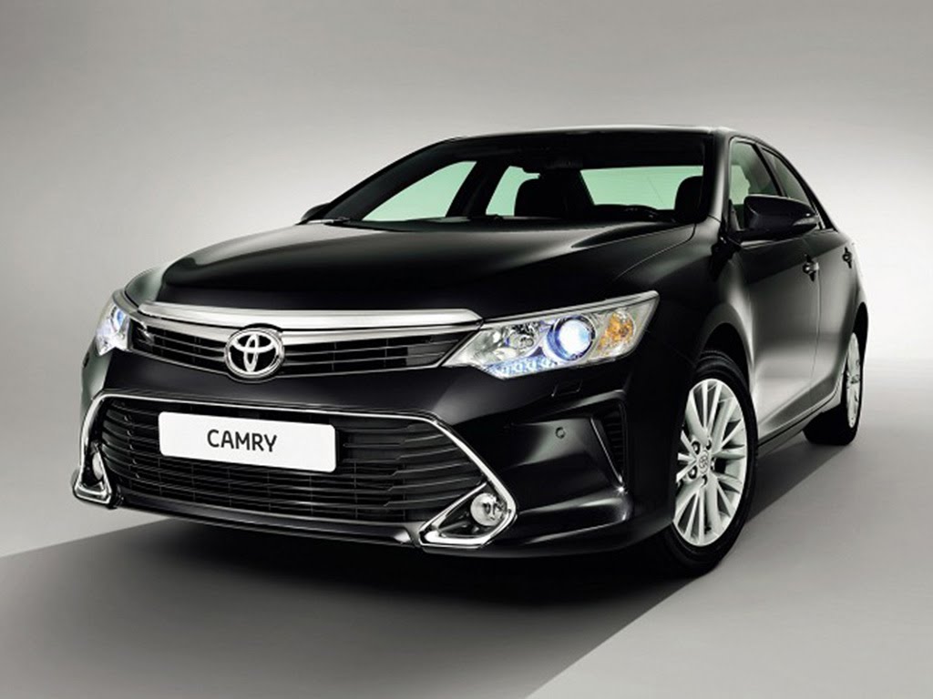Toyota Camry sở hữu đầu xe, tinh hoa ngôn ngữ thiết kế hội tụ ở phần đầu xe với lưới tản nhiệt kết hợp hài hòa với cụm đèn pha, lưới tản nhiệt dạng hình thang lớn kết hợp cùng nẹp mạ chrome mạnh mẽ và sang trọng.