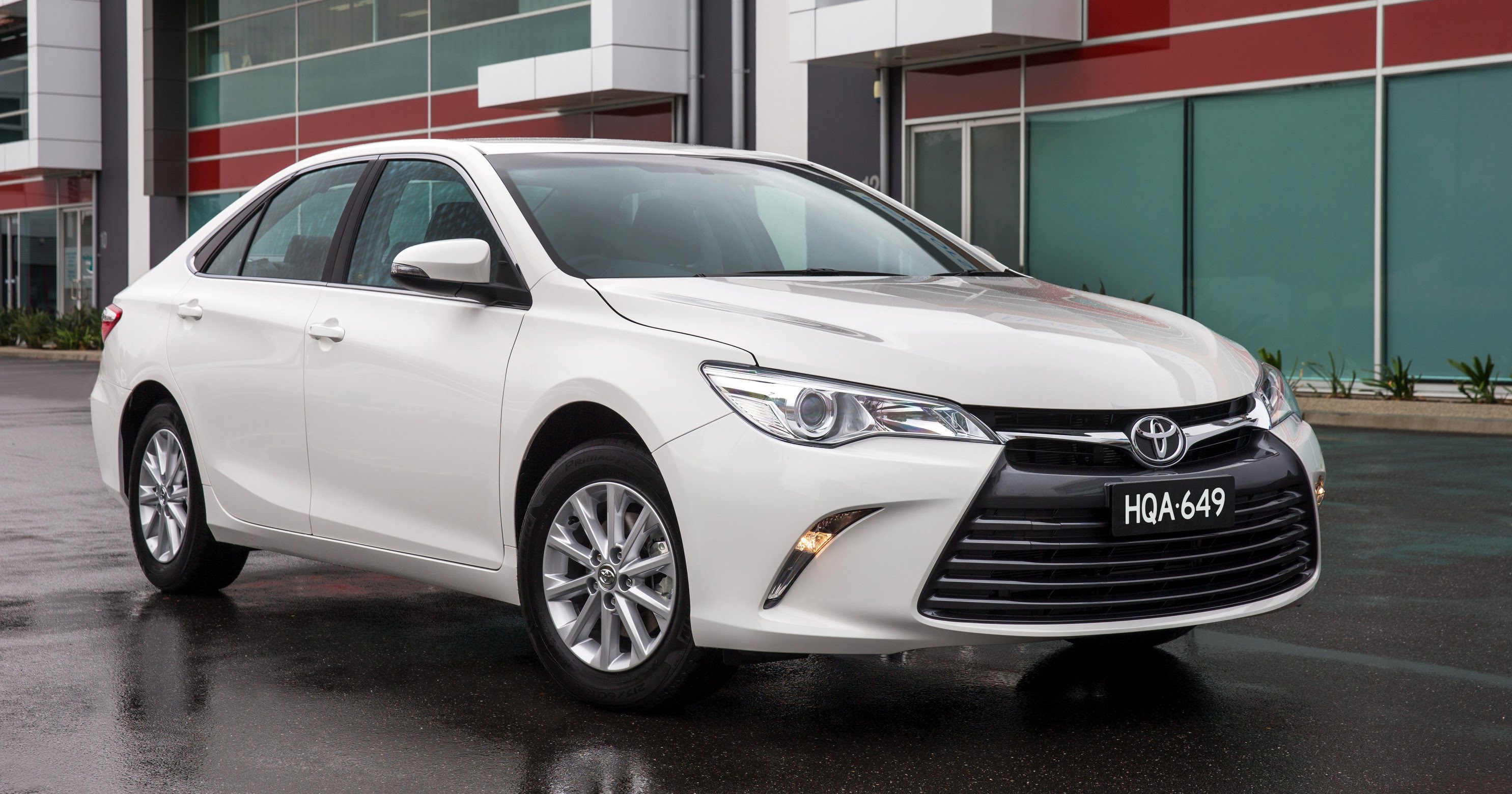 Trong số các model Toyota, dòng sedan hạng D Camry giảm giá sâu nhất. Đại lý hiện bán Toyota Camry 2.0E ở mức 1,037 tỷ, hạ 85 triệu đồng so với mức đề xuất là 1,122 tỷ đồng. Phiên bản 2.5G cũng giảm 85 triệu đồng, trong khi bản cao nhất Camry 2.5Q có mức giảm lớn nhất 90 triệu, còn 1,324 tỷ đồng. Miền Bắc vẫn là thị trường ưa chuộng dòng Camry hơn cả, tiếp đến là thị trường miền Nam và miền Trung.