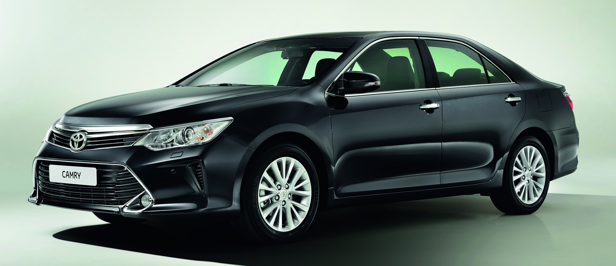 Nội thất tổng thể của Toyota Camry 2016 rộng rãi, tiện nghi được cải tiến với công nghệ hiện đại tạo nên không gian đẳng cấp và yên tĩnh.