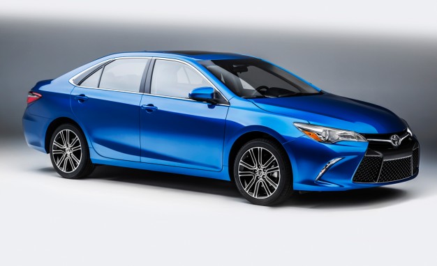 Toyota Camry là dòng sedan danh tiếng toàn cầu. Toyota Camry 2016 là phiên bản mới nhất, tại Việt Nam Camry 2016 đang được giảm giá gần 100 triệu đồng.