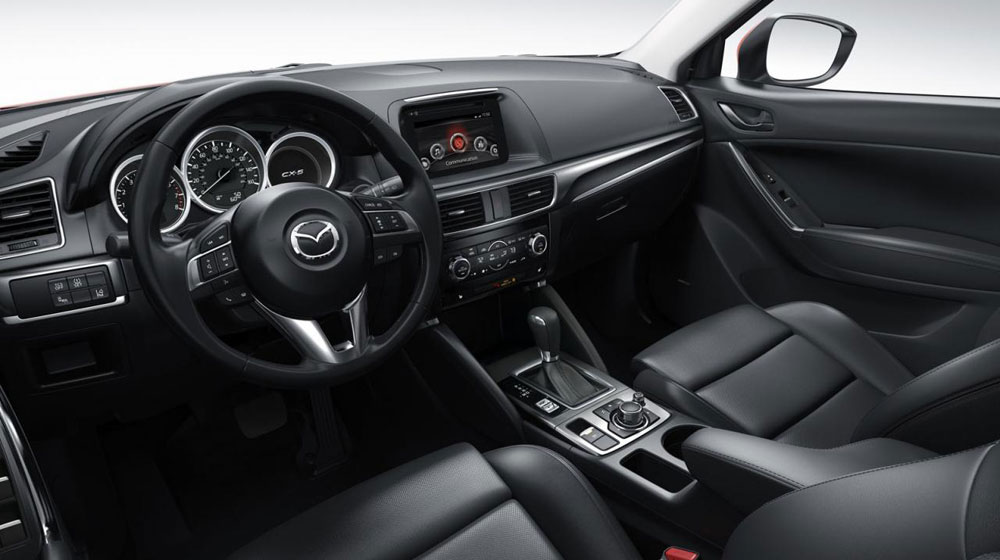 Bảng điều khiển của CX-5 vẫn được thiết kế theo định hướng Heads-up Cockpit giúp tài xế có thể nhìn rõ thông số của xe nhưng vẫn tập trung vào việc lái xe. Giao diện điều khiển HMI (Human-Machine Interface) cũng được cải tiến để thân thiện với người dùng hơn. Màn hình cảm ứng trung tâm 7 inch lớn hơn thế hệ trước và lược bỏ hết nút bấm rườm rà.