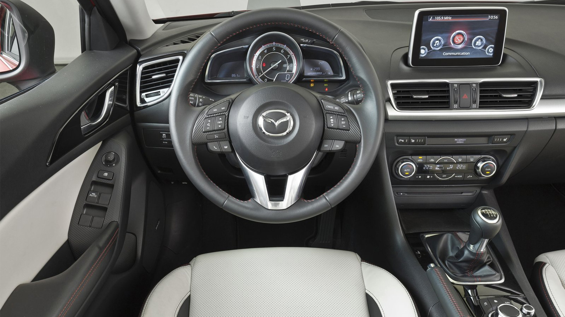 Mazda2 2016 tự hào với 4 phong cách nội thất hoàn toàn khác biệt bao gồm chất liệu vải xám nhạt cho cấp độ cơ bản và chất liệu da cao cấp với 3 màu kem, đỏ và màu đen cho ghế ngồi. Đây cũng là điểm mới mà ở những thế hệ trước chưa từng được xuất hiện.