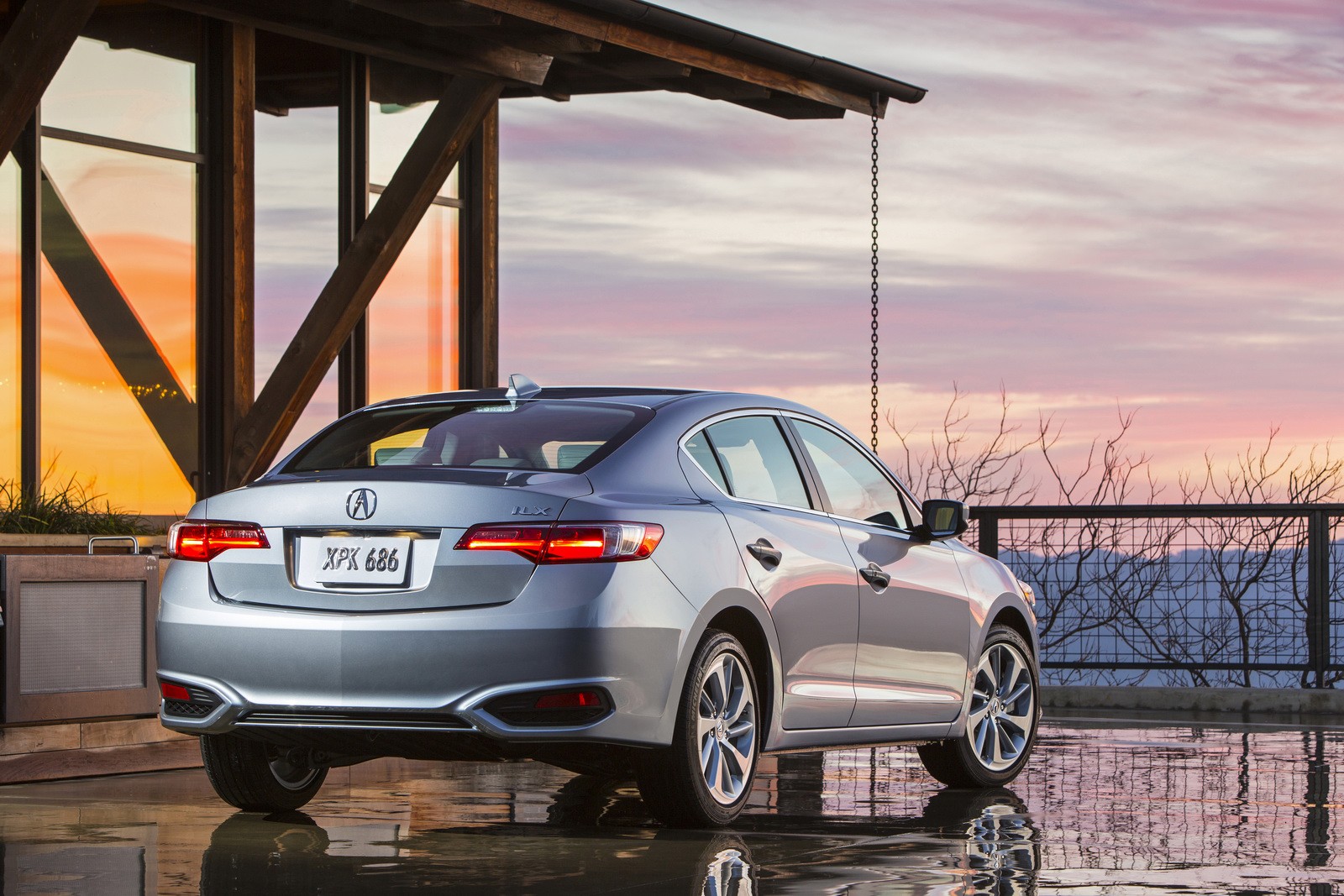 Acura ILX 2016, phát triển dựa trên nền tảng của Honda Civic mới. Các chi tiết ngoại thất thay đổi nhẹ nhàng nhưng không kém phần ấn tượng nhờ hệ thống đèn pha Jewel Eye LED tiêu chuẩn. Thân xe được chế tạo từ 6 lớp vật liệu khác nhau (tăng gấp đôi so với thế hệ trước) nhằm đảm bảo an toàn tối đa cho người dùng. 