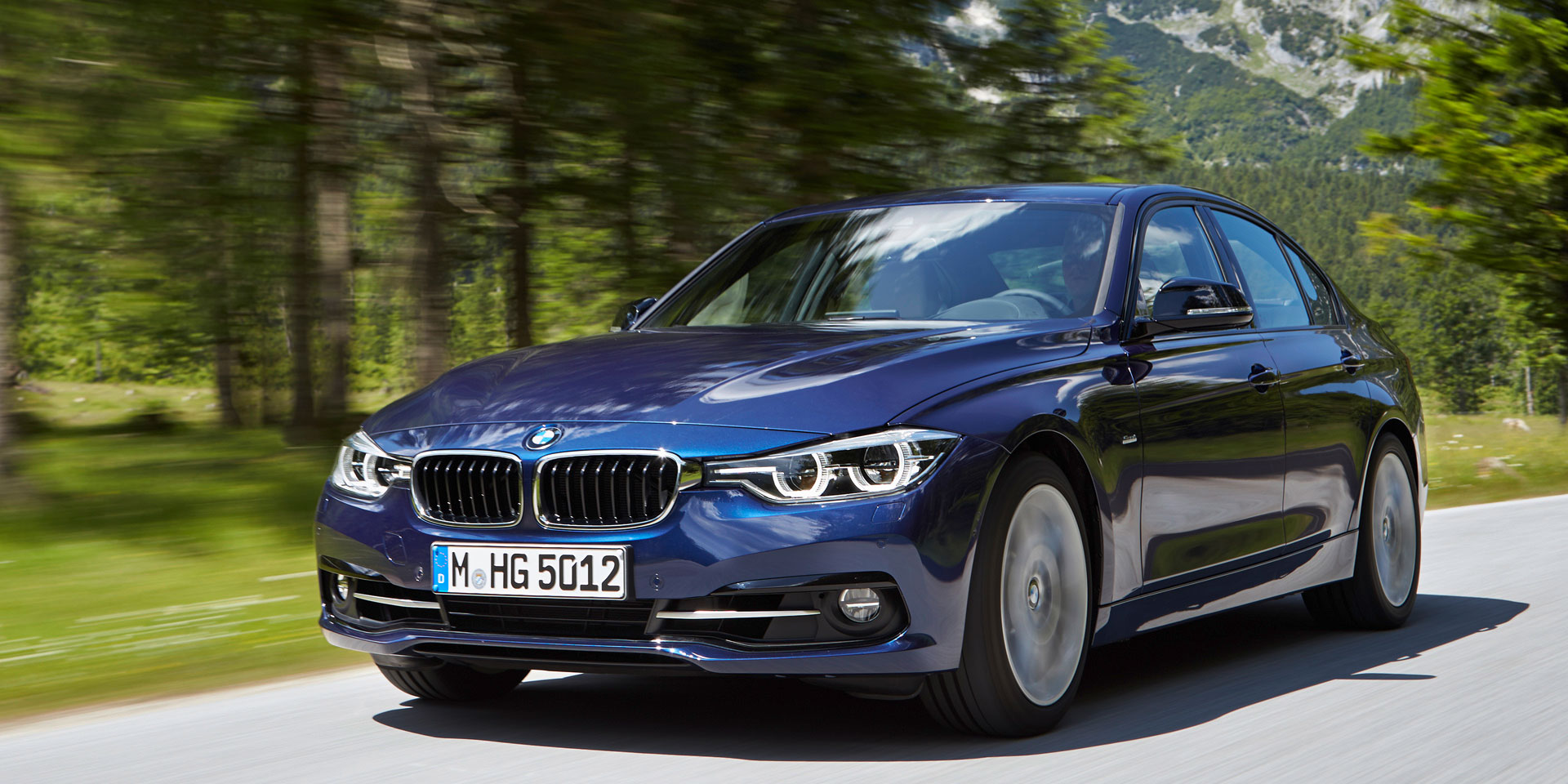 BMW 3 Series 2016 là mẫu xe đỉnh cao trong truyền thống 40 năm của dòng xe 3 Series. Mẫu xe này không chỉ được những người đam mê lái đánh giá cao mà còn chinh phục cả những khách hàng mong muốn được trải nghiệm một chiếc xe hạng sang.