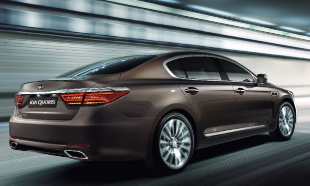 Kia K900 2016 là mẫu sedan cỡ lớn hạng sang phong cách của hãng xe Hàn Quốc tuy vậy mẫu xe này thu hút sự chú ý bởi mức giá của nó tại Mỹ là 49.000$ chỉ ngang một chiếc Mercedes E250 bán tại Mỹ.