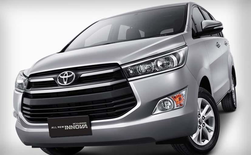 Lưới tản nhiệt lớn giống với những chiếc Highlander mới. Cụm đèn pha thiết kế nối liền với 2 thanh nan lớn trên lưới tản nhiệt, tạo nên sự liền mạch. Trong khi đó, đèn sương mù được bố trí bên dưới. Gương chiếu hậu tích hợp đèn báo rẽ.