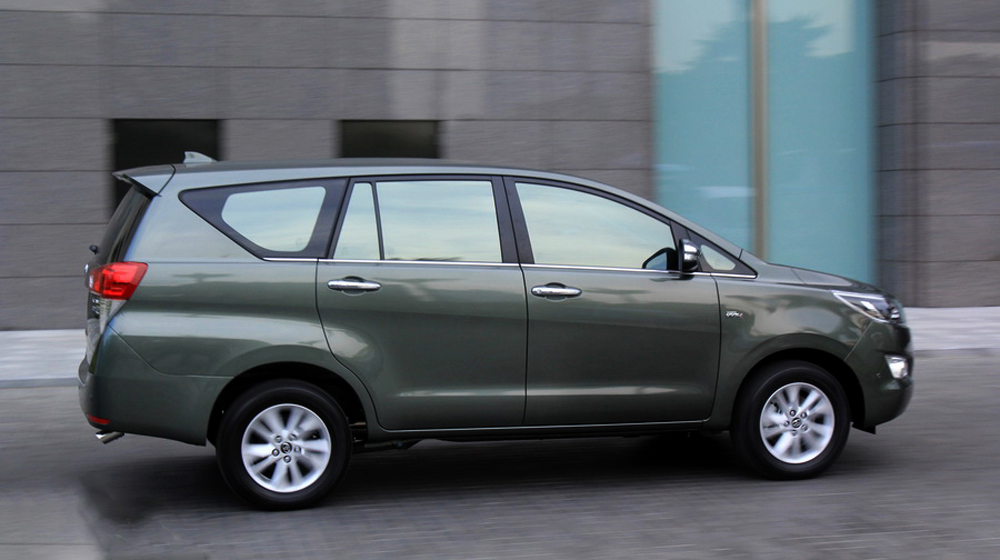 Toyota Innova 2016 sở hữu kích thước 4.735 mm dài, 1.830 mm rộng, 1.795 mm cao, cùng chiều dài cơ sở 2.750 mm. Kích thước của Innova 2016 thay đổi không đáng kể so với thế hệ đầu tiên, trong khi chiều dài trục cơ sở giữ nguyên. 