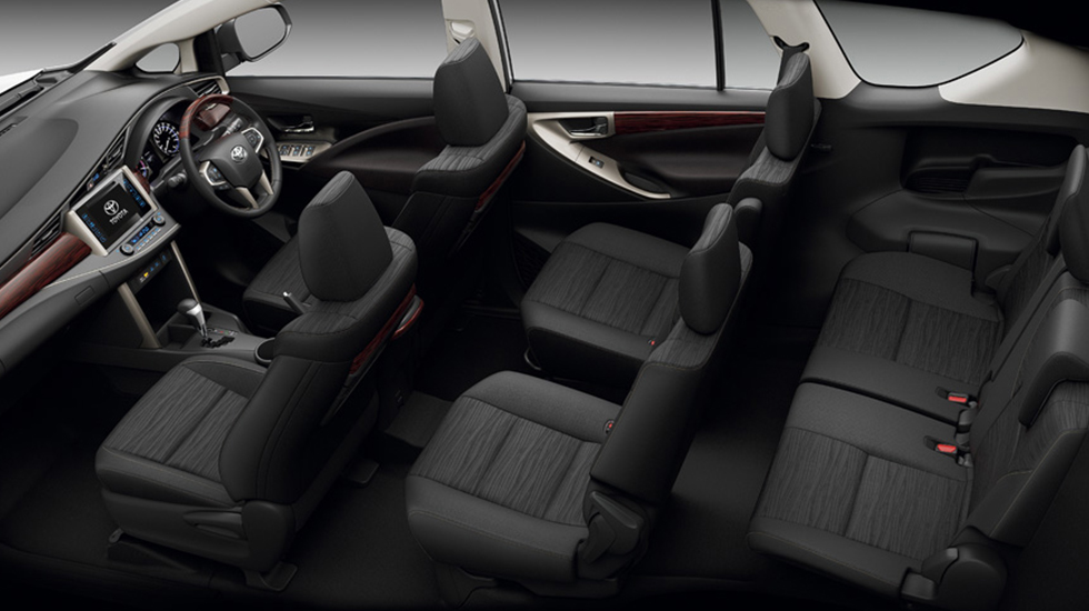Nội thất của Toyota Innova thế hệ độ phá 2016 sang trọng hơn với cách phối hợp chất liệu da và các mảng ốp gỗ cao cấp. Ba phiên bản cho phép tùy chọn giữa bố trí 7 hoặc 8 chỗ ngồi để khách hàng dễ dàng tìm được mẫu xe tốt nhất dành cho Đăng ký và nhận 60K 24 bao lì xì miễn phí mỗi ngày. Ở mẫu 2.0V ghế người lái nay đã trang bị chỉnh điện 8 hướng tiện ích, hàng ghế thứ hai gồm 2 vị trí ngồi tách biệt thoải mái và riêng tư hơn.