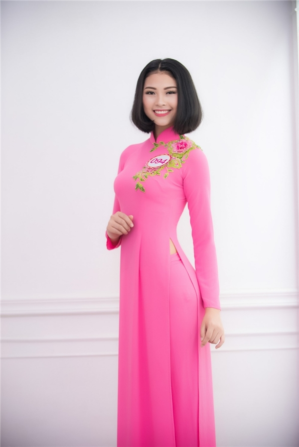 Đào Thị Hà gây chú ý bởi mái tóc ngắn khác biệt cùng nụ cười rạng rỡ. Thoạt nhìn cô sải bước trên sân khấu, nhiều người không khỏi liên tưởng đến ''ngọc nữ của điện ảnh Việt'' Tăng Thanh Hà.