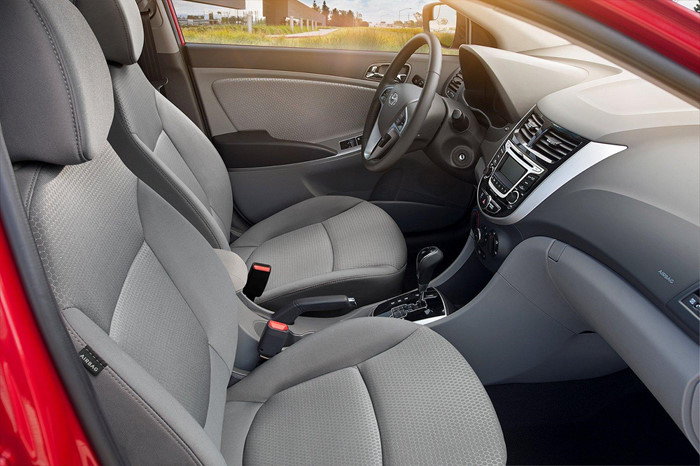 Về nội thất của Hyundai Accent 2016, khoang nội thất khá rộng rãi và trẻ trung với ghế bọc da, vô-lăng trợ lực điện tích hợp các phím điều khiển chức năng, cửa sổ trời, gương chiếu hậu chỉnh điện có chức năng sấy. Hệ thống giải trí gồm đầu CD với 6 loa quanh xe.