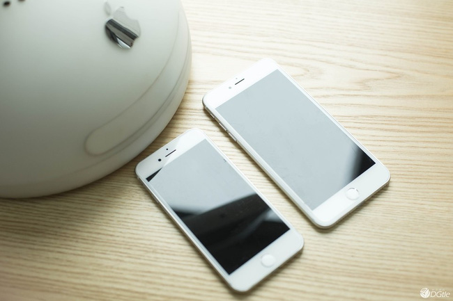 Qua hình ảnh có thể thấy, cả hai hai mẫu iPhone 7 và iPhone 7 Plus đều sở hữu kích thước của iPhone 6S và iPhone 6S Plus gồm màn hình 4,7 inch và 5,5 inch. Tuy nhiên, cả hai đều có những cải tiến so với các model cũ.