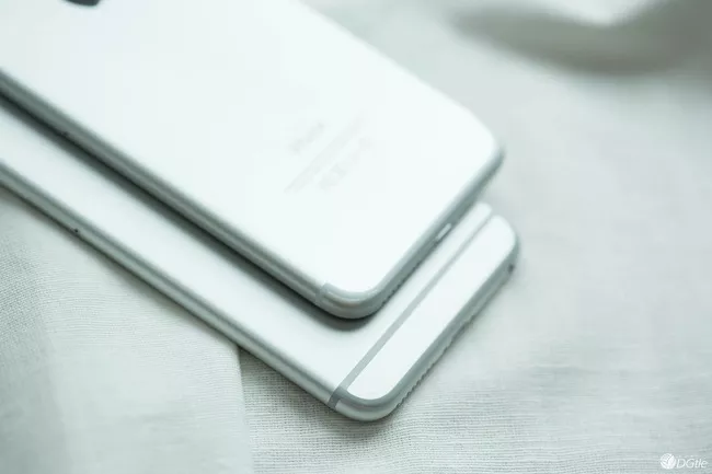 Dải nhựa chạy ngang mặt lưng đóng vai trò là ăng ten biến mất.