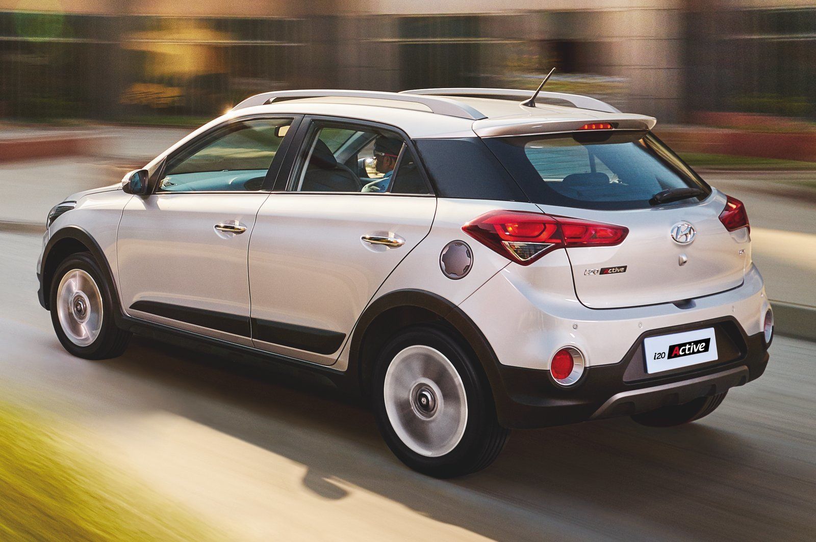 Hyundai i20 Active 2016 được bán ra thị trường với 4 màu sắc gồm: trắng, bạc, nâu, đỏ. 