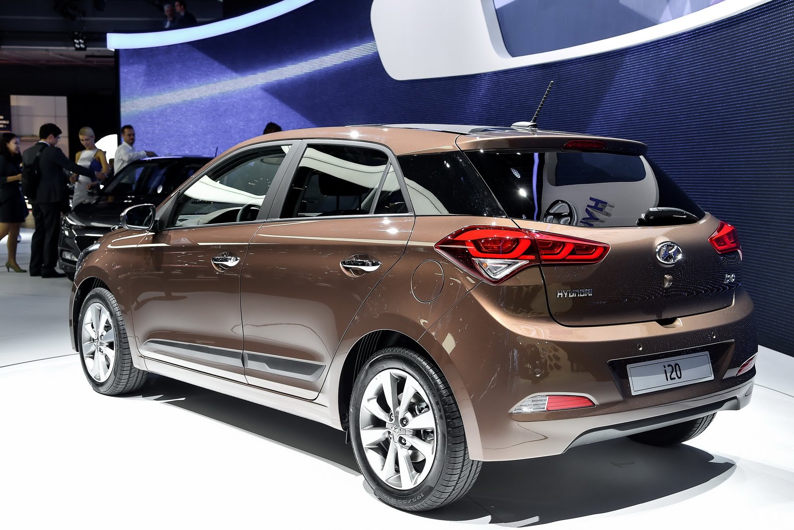 i20 Active với giá nóc, cốp sau rộng và cao hơn so với các dòng xe hatchback cỡ nhỏ, phù hợp hơn cho những chuyến hành trình xa hay các cuộc thi đấu thể thao, dã ngoại cuối tuần.