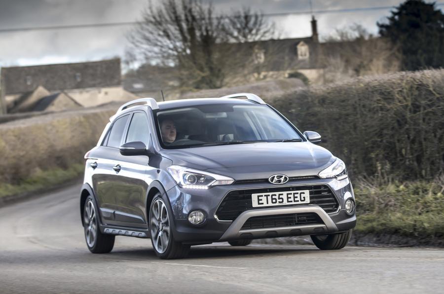 Thiết kế đặc biệt của Hyundai i20 2016 được nổi bật với các tính năng như đèn chạy ban ngày và đảm bảo tầm nhìn trong ánh sáng ban ngày. Khi mất dần ánh sáng, Premium và Premium SE mô hình có đèn chiếu halogen tự động bật, cung cấp tầm nhìn đêm ấn tượng. Mô hình SE cũng được hưởng lợi từ việc nâng cấp này như là một phần của các điều khiển tùy chọn với các gói khác nhau.
