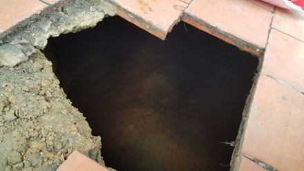 Quảng Ninh: Xuất hiện hố &lsquo;tử thần&rsquo; s&acirc;u 5m, di dời khẩn cấp 20 hộ d&acirc;n