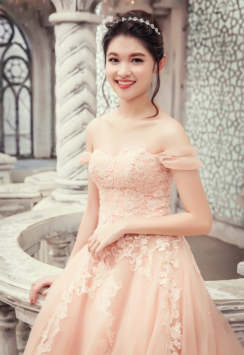 Được biết, từ nhỏ, Huỳnh Thị Thùy Dung đã học các lớp tăng cường tiếng Anh. Bí quyết của người đẹp sinh năm 1996 là chủ động trò chuyện với người thân hay bạn bè bằng ngôn ngữ này. 