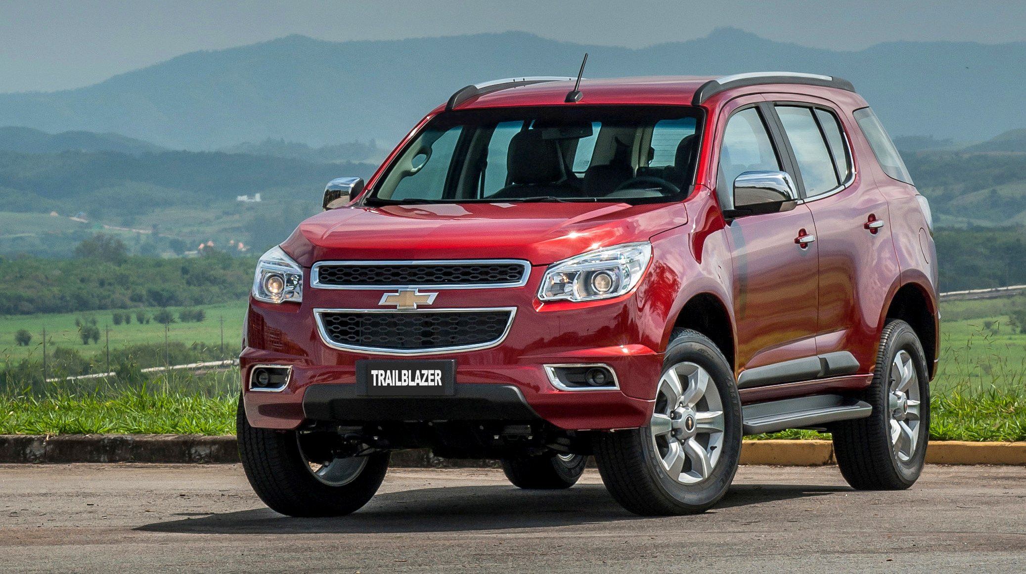 Ở phiên bản mới vừa được nâng cấp, thiết kế của Trailblazer 2016 cũng được kế thừa hoàn toàn từ Colorado 2016 ra mắt hồi tháng 7.
