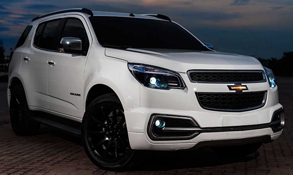 Dựa trên nền tảng của Colorado 2016, Chevrolet Trailblazer 2016 nổi bật với phần đầu xe là lưới tản nhiệt 2 tầng mạ crôm sáng, cùm đèn pha LED kết hợp cùng dải đèn led chiếu sáng ban ngày, cản trước tái thiết kế mang đến vẻ hầm hố và dữ dằn cho xe. 