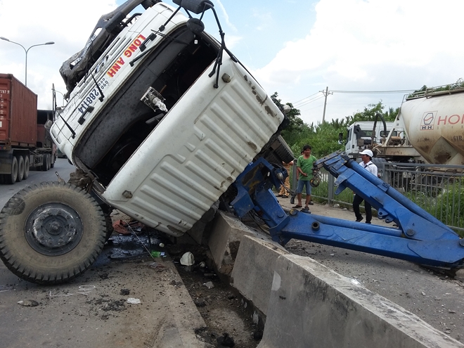 Tai nạn giao th&ocirc;ng mới nhất 24h qua ng&agrave;y 23/8/2016