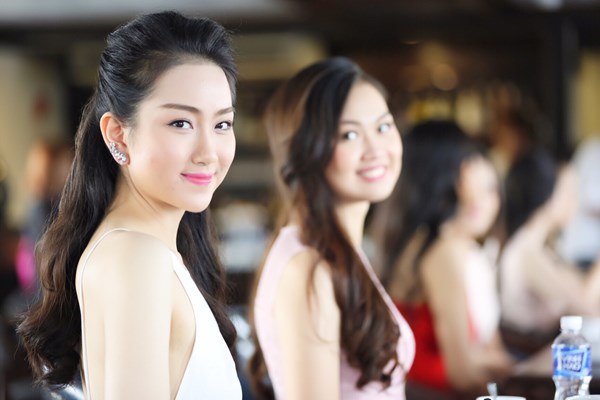 Phùng Lan Hương (SBD 132), cô sinh năm 1996 đến từ Hà Nội. Hiện tại, Lan Hương đang là sinh viên ĐH quốc tế RMIT.