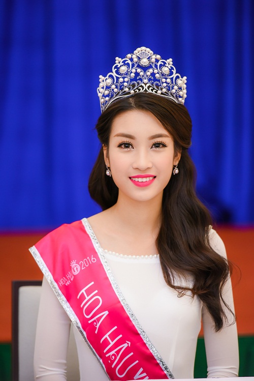 Mỹ Linh sở hữu khuôn mặt thanh thoát, làn da trắng mịn, đôi mắt to, tròn, sống mũi cao cùng khuôn miệng nhỏ nhắn.