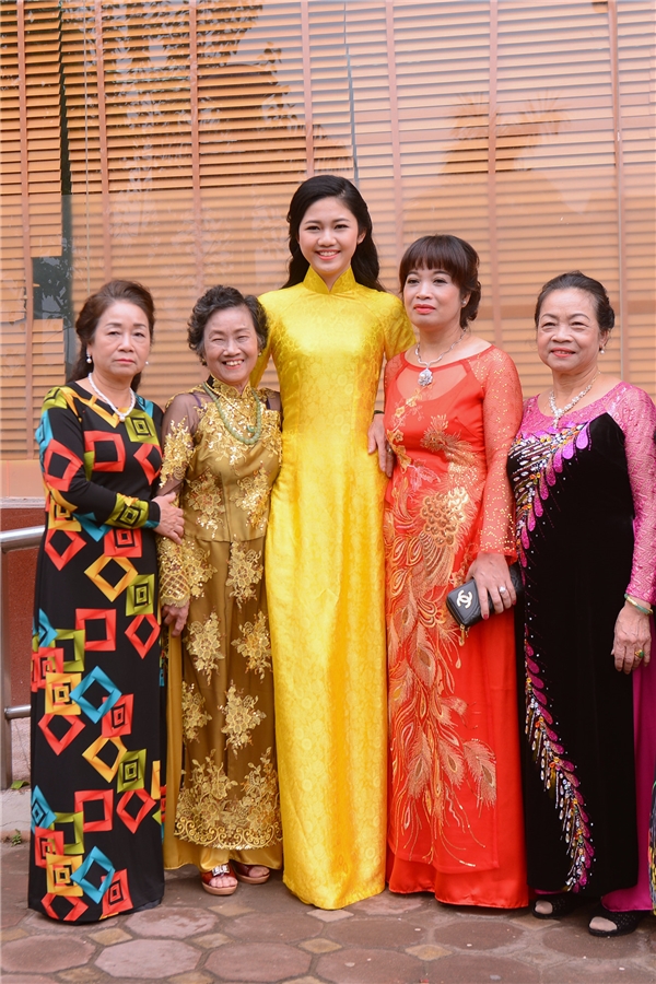 Cô là một trong những thí sinh giỏi ngoại ngữ nhất tại cuộc thi Hoa hậu Việt Nam 2016. Cô từng học tiếng Nhật, Pháp và thành thạo nhất tiếng Anh.