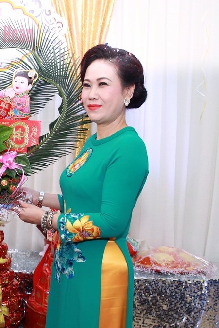 Mẹ cô hiện cũng đang công tác trong bộ Ngoại giao.