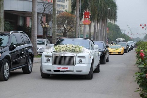 Anh rể Tân Á hậu từng khiến dư luận xôn xao với màn đón dâu bằng dàn siêu xe quy tụ hàng chục chiếc xế sang như: Lamborghini, Limousine, Rolls-Royce, Rangerover, Porsche…