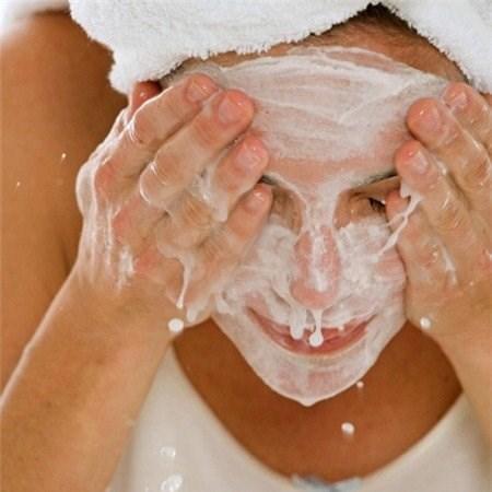 5 sai lầm khi d&ugrave;ng sữa rửa mặt khiến da th&ecirc;m sạm đen, nổi mụn
