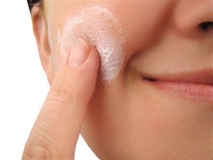 5 sai lầm khi d&ugrave;ng sữa rửa mặt khiến da th&ecirc;m sạm đen, nổi mụn
