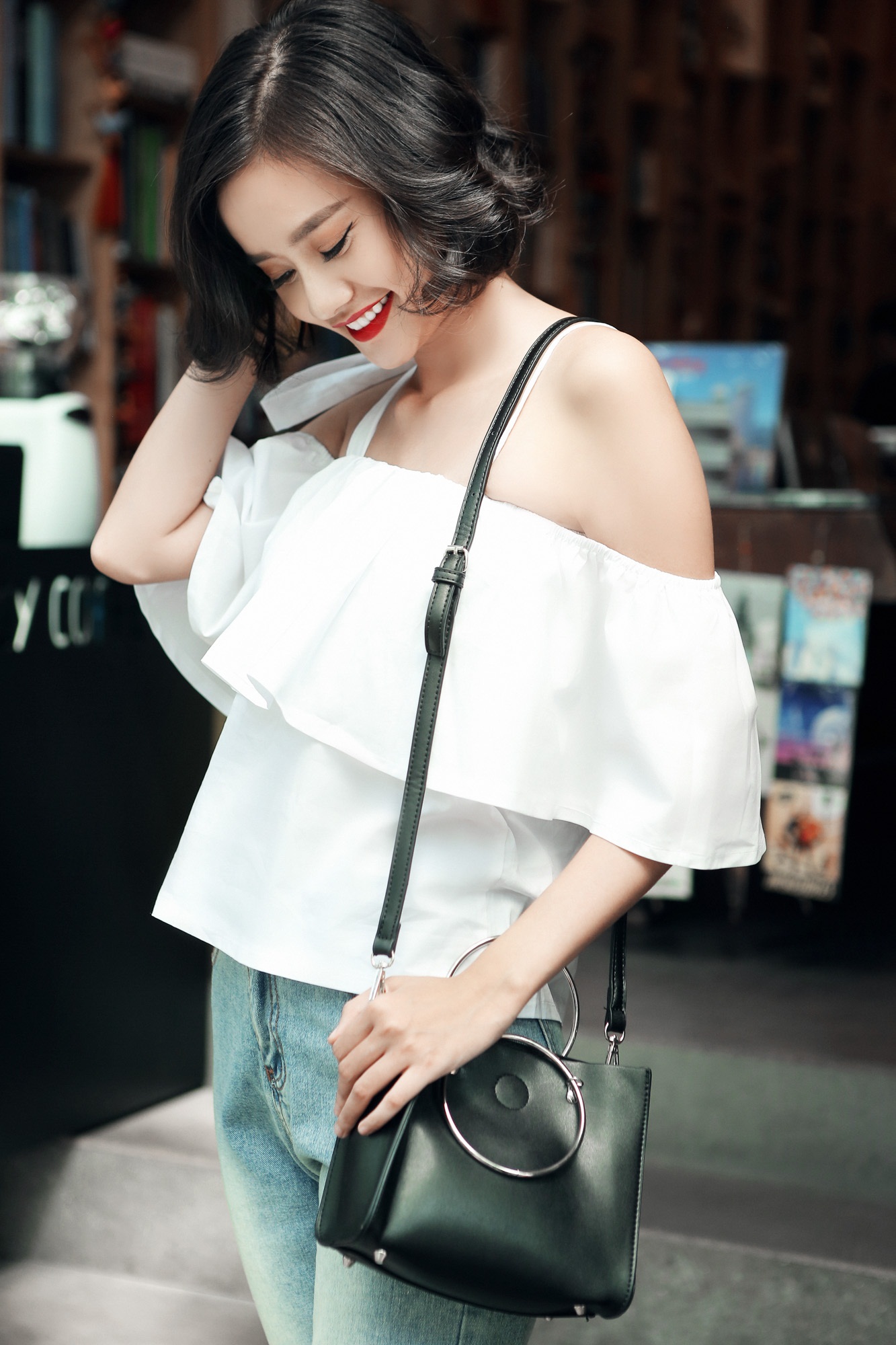 Kim Chi bất ngờ khoe vẻ đẹp &lsquo;lạ&rsquo; khi xuống phố