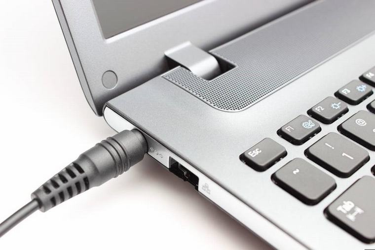 Laptop bị chai pin v&agrave; những th&oacute;i quen tai hại