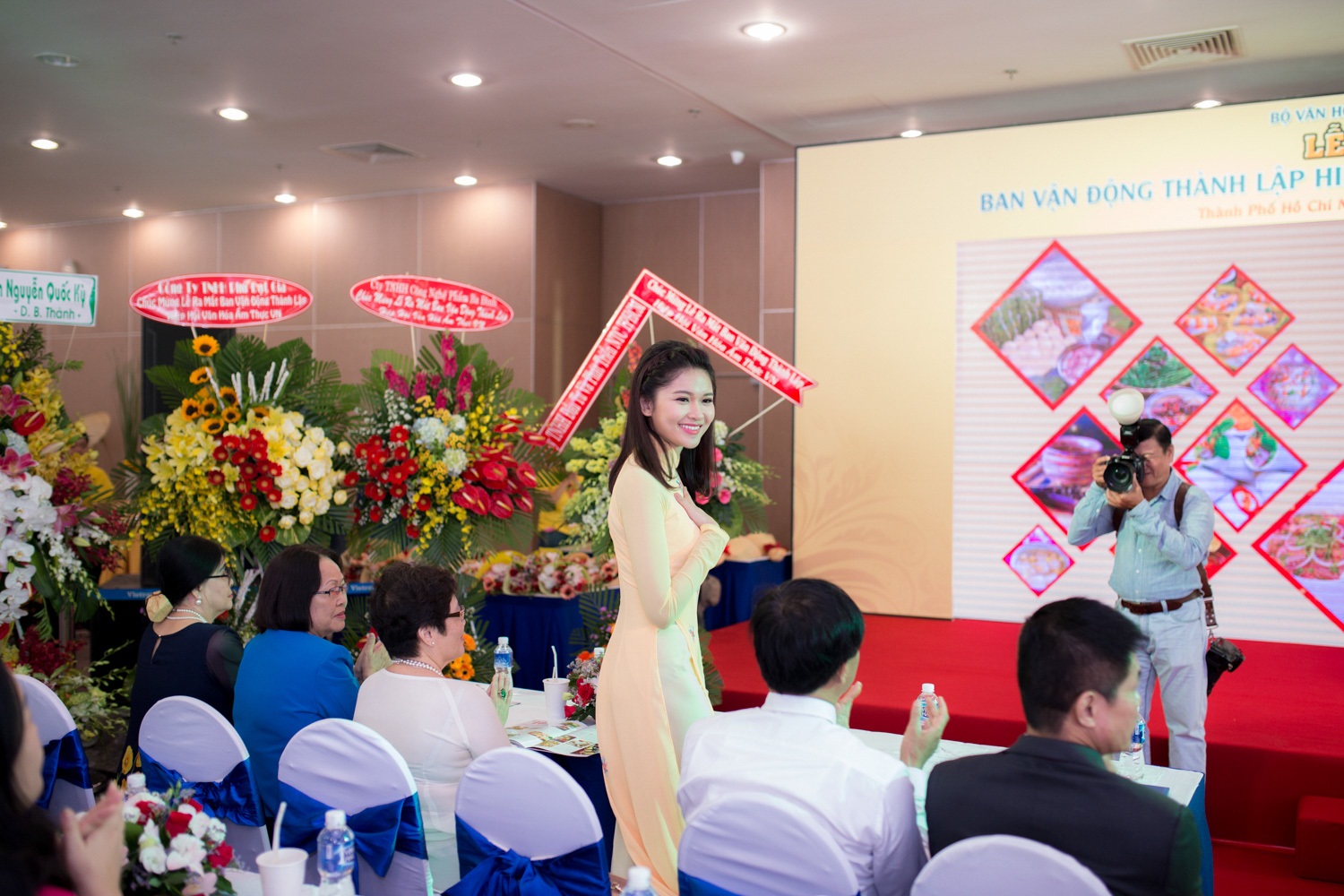 Á hậu Thùy Dung khoe vẻ đẹp ‘ngọt lịm’ với áo dài