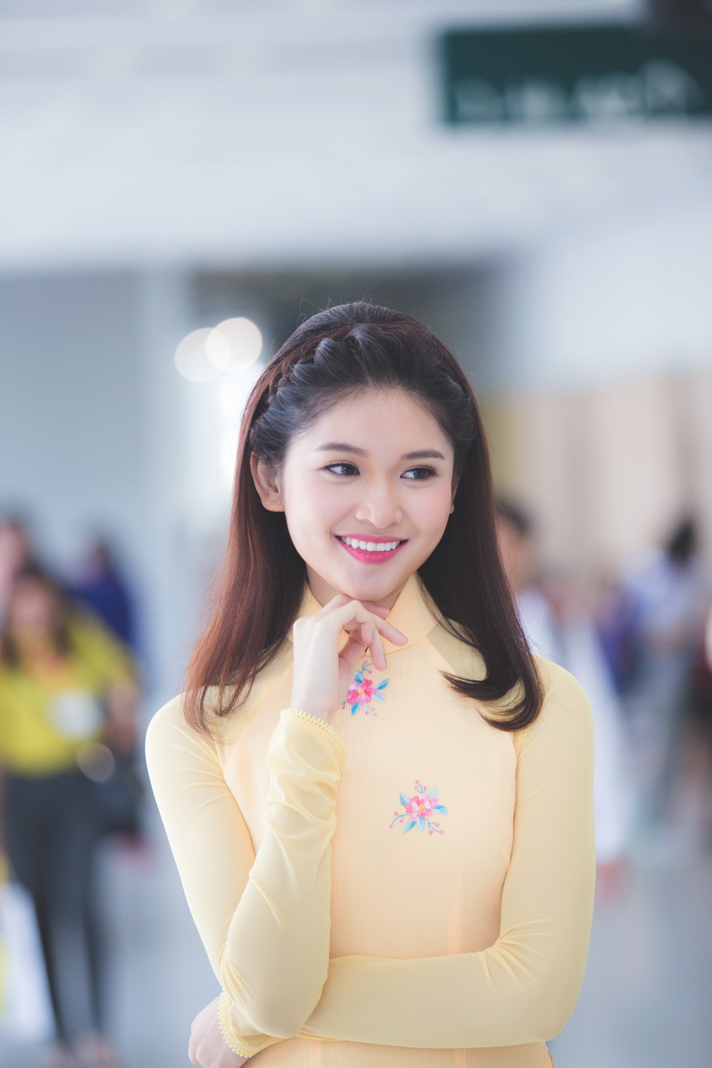 Á hậu Thùy Dung khoe vẻ đẹp ‘ngọt lịm’ với áo dài