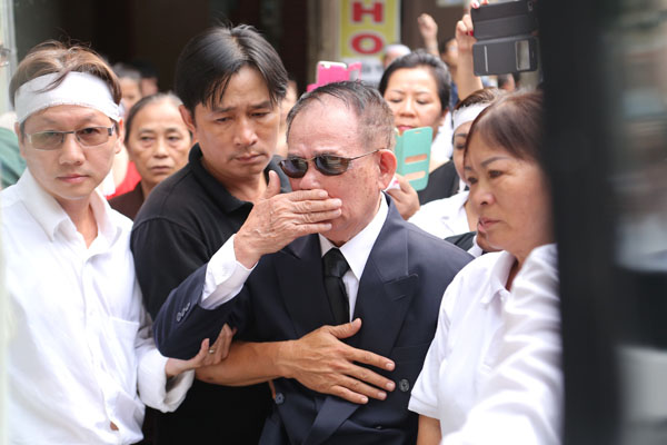 Tại nhà thờ Tân Dân, không khí trang nghiêm đôi khi bị ngắt quãng bởi những tiếng nấc nghẹn ngào. Ảnh: Ngoisao.
