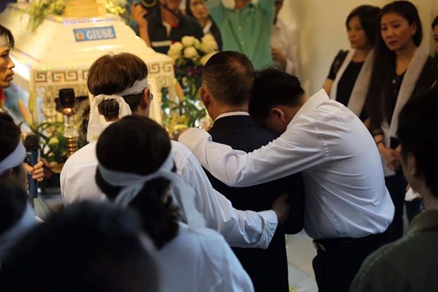 Sau lễ động quan, linh cữu của ca sĩ Minh Thuận được di chuyển sang thánh lễ nhà thờ, sau đó sẽ được hỏa táng ở Bình Hưng Hòa, TP.HCM. Ảnh: Thanh Niên.
