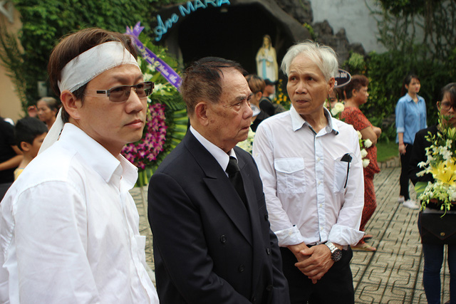 Bố của Minh Thuận, dù đã nhiều tuổi song ông vẫn vững vàng đứng ra chủ trì lo đám tang cho anh. Ảnh: Dân Trí.