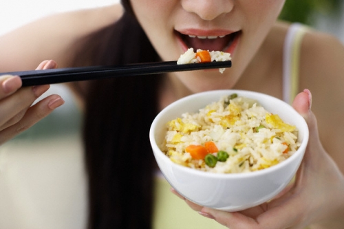 Những th&oacute;i quen nguy hiểm &lsquo;chết người&rsquo; khi ăn cơm - ảnh 4