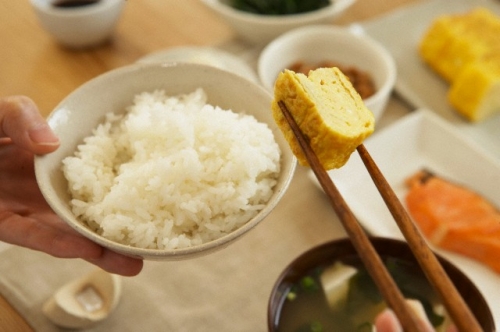 Những th&oacute;i quen nguy hiểm &lsquo;chết người&rsquo; khi ăn cơm - ảnh 1