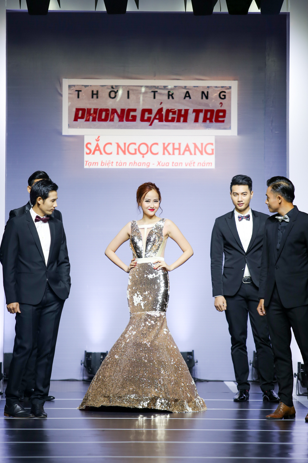 Khánh Ngân hóa ‘nữ hoàng đêm tiệc’ trên sàn catwalk