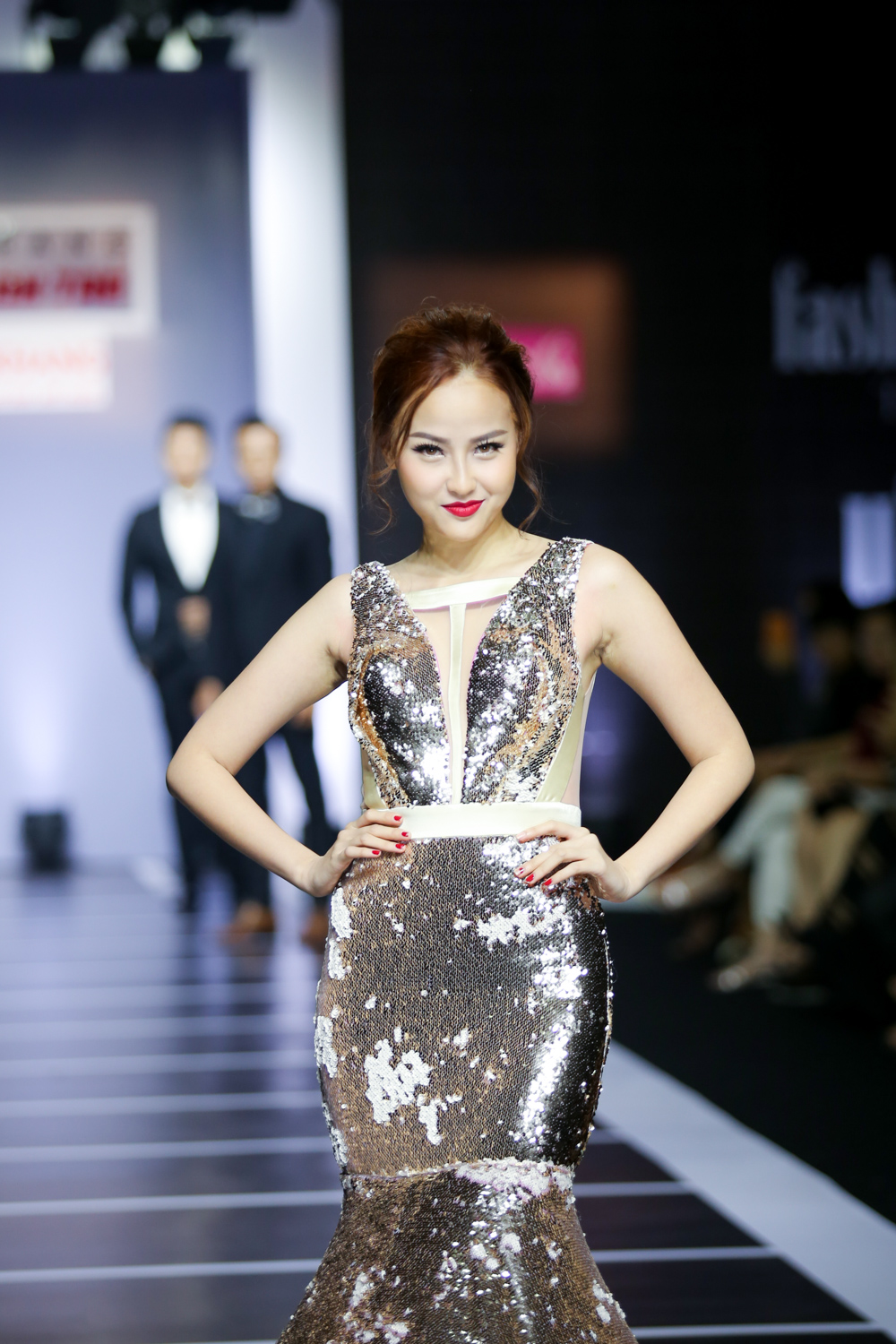 Khánh Ngân hóa ‘nữ hoàng đêm tiệc’ trên sàn catwalk