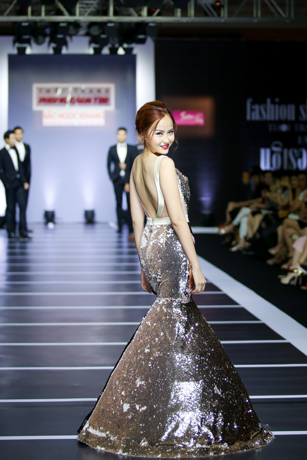 Khánh Ngân hóa ‘nữ hoàng đêm tiệc’ trên sàn catwalk