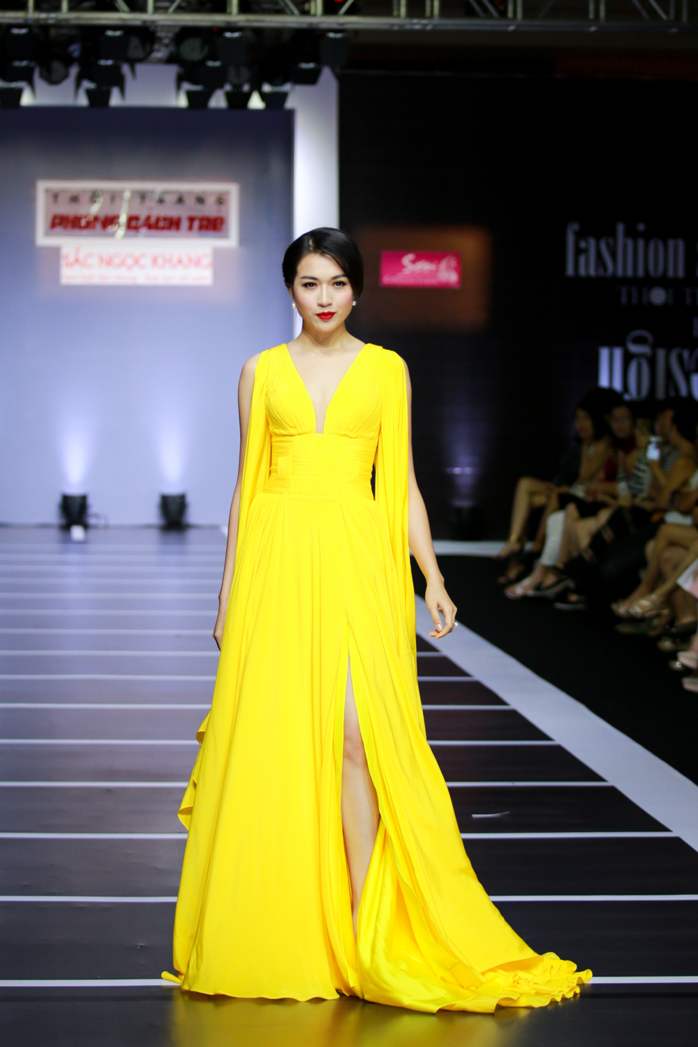 Khánh Ngân hóa ‘nữ hoàng đêm tiệc’ trên sàn catwalk