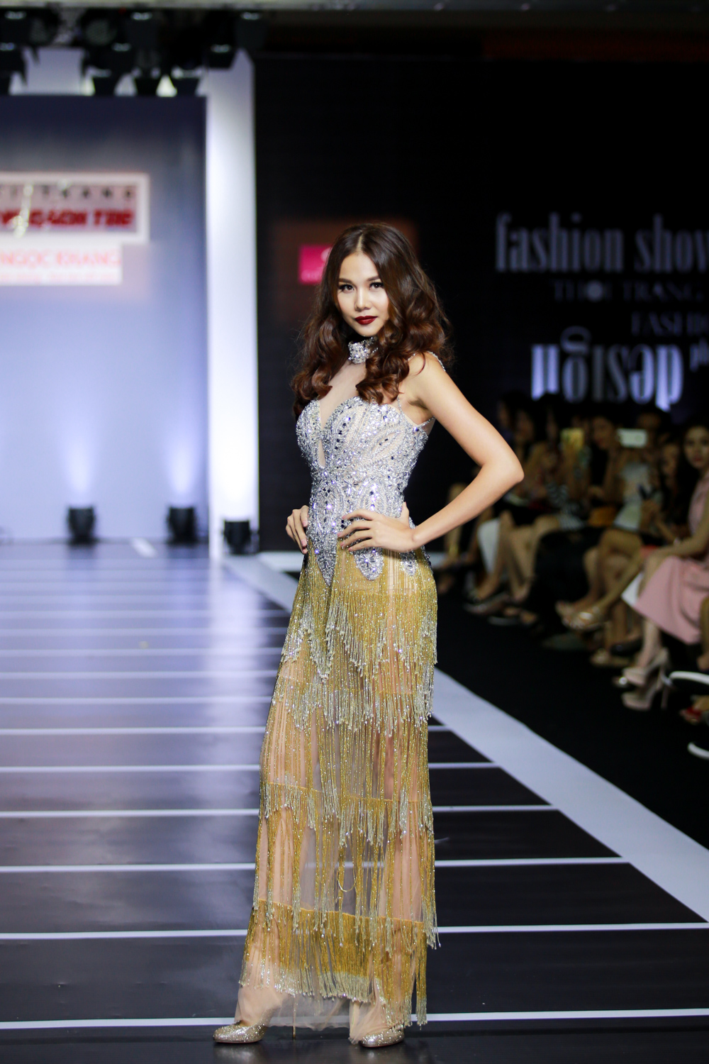 Khánh Ngân hóa ‘nữ hoàng đêm tiệc’ trên sàn catwalk