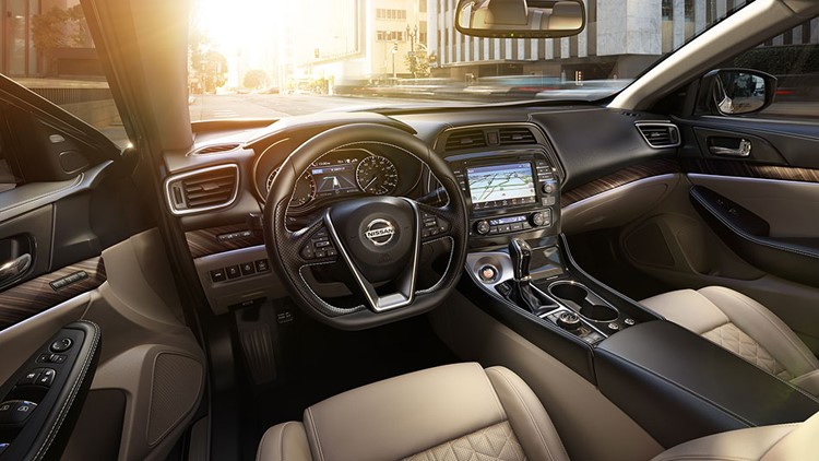 9. Đứng ở vị trí thứ chín là Nissan Maxima. Tạp chí WardsAuto khẳng định, Nissan Maxima 2016 ''tạo ấn tượng tốt ngay từ cái nhìn đầu tiên nhờ thiết kế khéo léo'' cùng hàng loạt chất liệu cao cấp như ghế bọc Alcantara khâu hình kim cương và bộ phụ kiện mạ crôm.