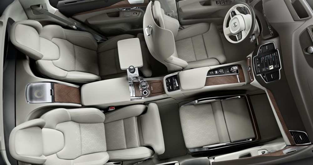 10. Volvo XC90 2016 đứng ở vị trí thứ mười. Điểm nhấn nội thất của XC90 nằm ở các bề mặt ốp gỗ óc chó, cần số gắn pha lê Oreffors và loa trên bảng điều khiển thiết kế lạ mắt.