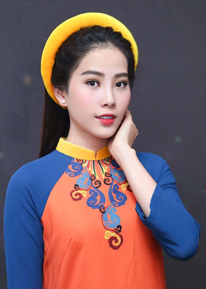 Nam Em sinh năm 1996, c&ocirc; sở hữu chiều cao 1m73, nặng 50kg v&agrave; số đo 3 v&ograve;ng gần tiệm cận số đo chuẩn 85-60-90. 