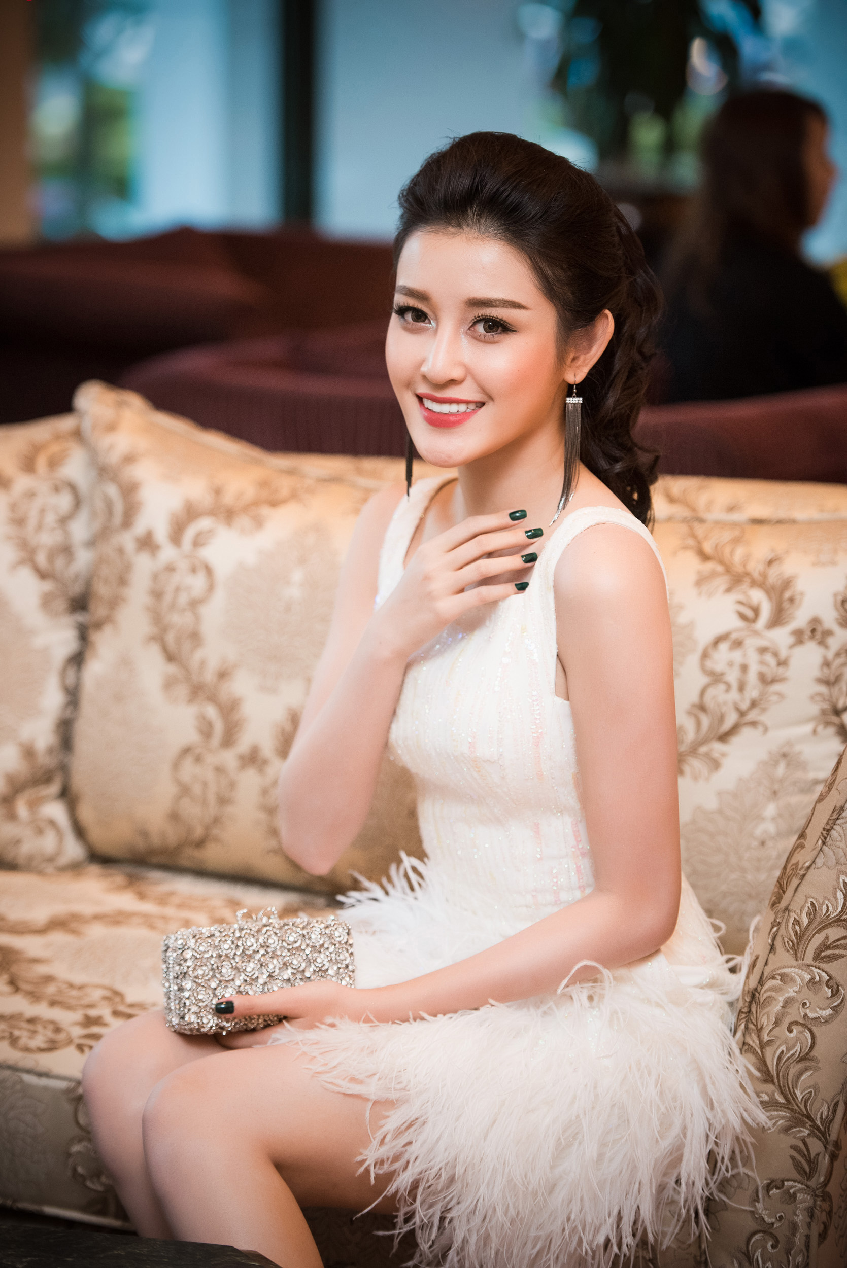 &Aacute; hậu Huyền My đẹp như nữ thần với v&aacute;y xuy&ecirc;n thấu
