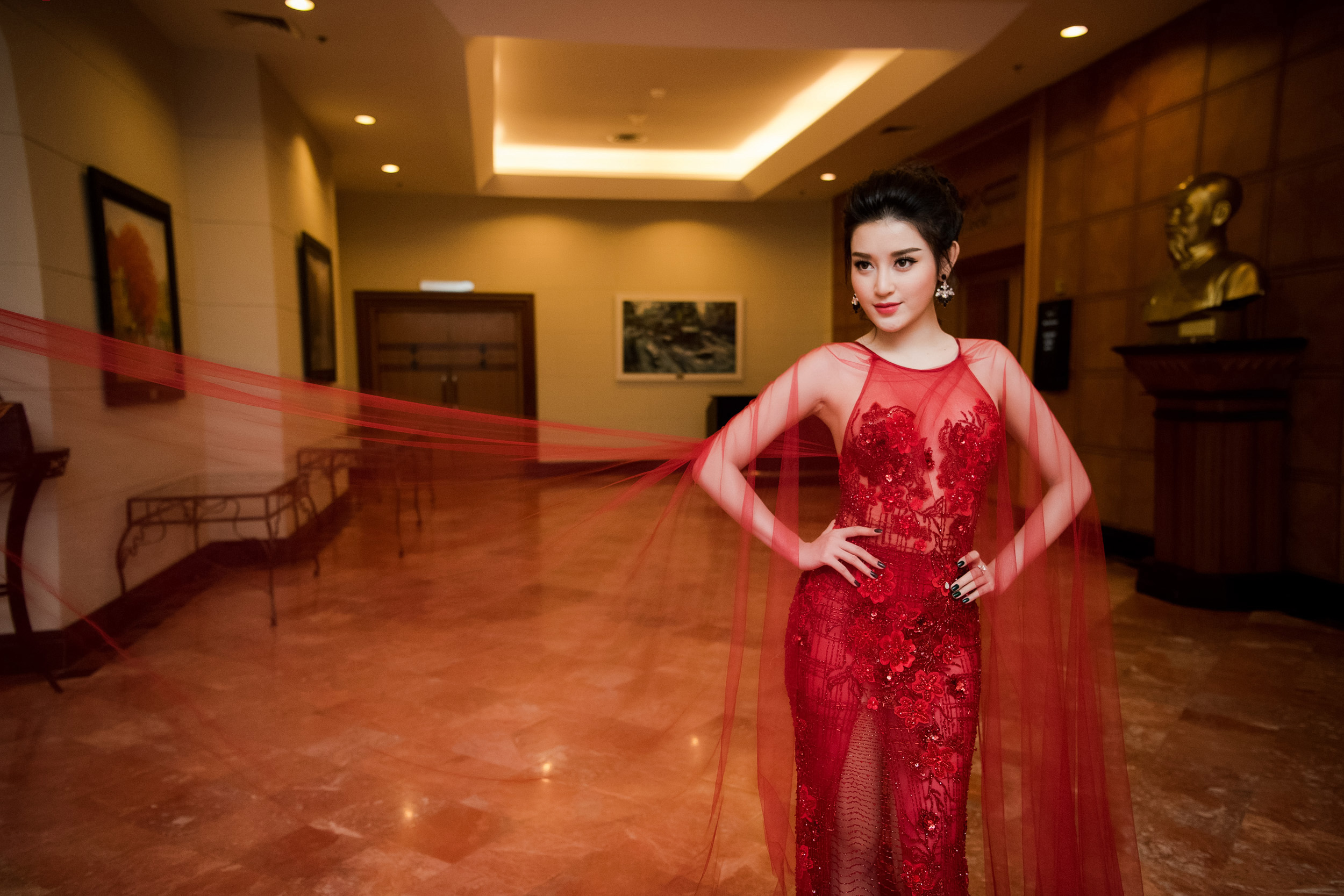 &Aacute; hậu Huyền My đẹp như nữ thần với v&aacute;y xuy&ecirc;n thấu